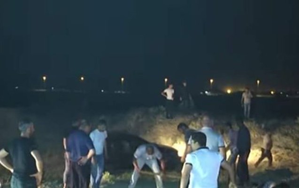 Rayona getmək üçün qazılan quyuları əlləri ilə doldurdular