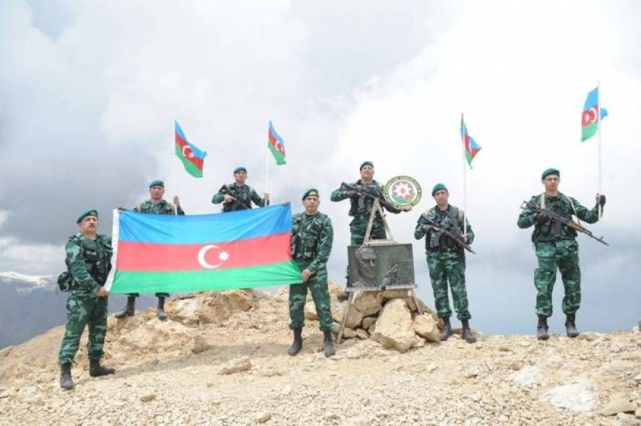 Sərhədçilər “Heydər Əliyev zirvəsi”ndə - Zabitlər Milli Qurtuluş günü münasibətilə zirvəyə yürüş təşkil ediblər