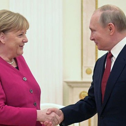 Putin və Merkel COVID-19-a qarşı birgə peyvənd istehsalını müzakirə etdilər