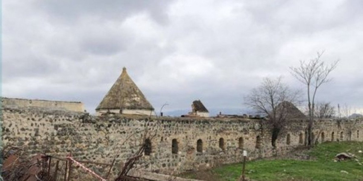 Qarabağ xanlarının, Natavanın dağıdılmış məqbərələri