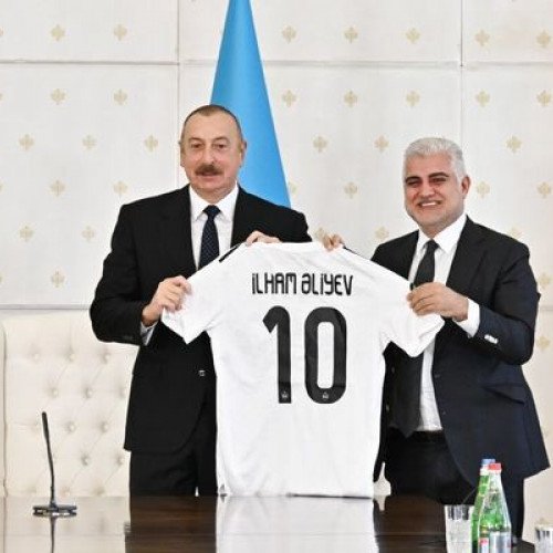 İlham Əliyevə “Qarabağ”ın forması hədiyyə edildi - FOTO