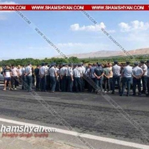 Ermənistanda fermerlər İrəvan-Arazdəyən yolunu bağladı - Foto