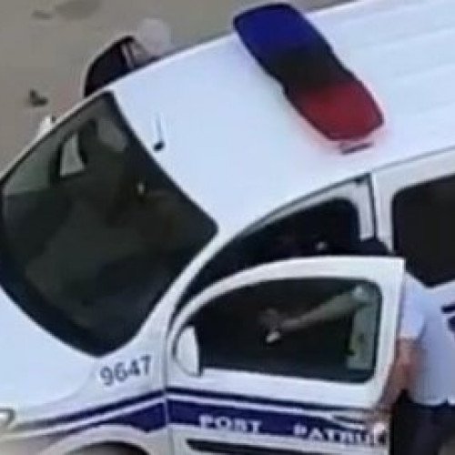 Rüşvət alarkən görüntülənən polis xidmətdən qovuldu.