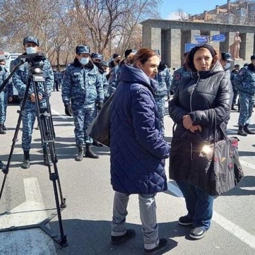 Ermənistanda etirazçılar istefa tələbi ilə nazirliyin qarşısına toplaşdılar