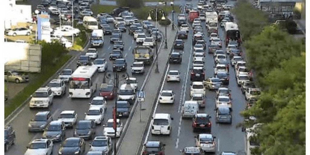 Bir çox küçə və prospektlərdə sıxlıq müşahidə edilir