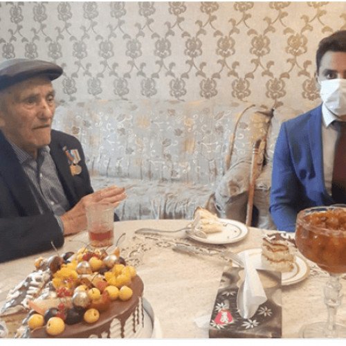 98 yaşlı polis veteranı bu cür təbrik edilib
